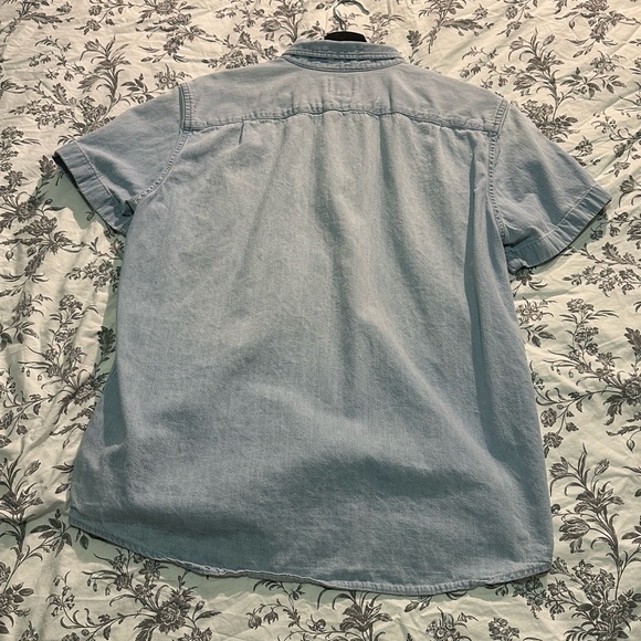 American Eagle Men’s Short Sleeve Denim Shirt - Picture 2 of 3